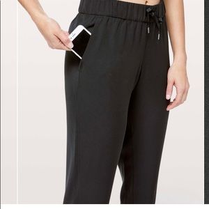 Lululemon On The Fly Luxtreme Jogger in Black Like New Size 2